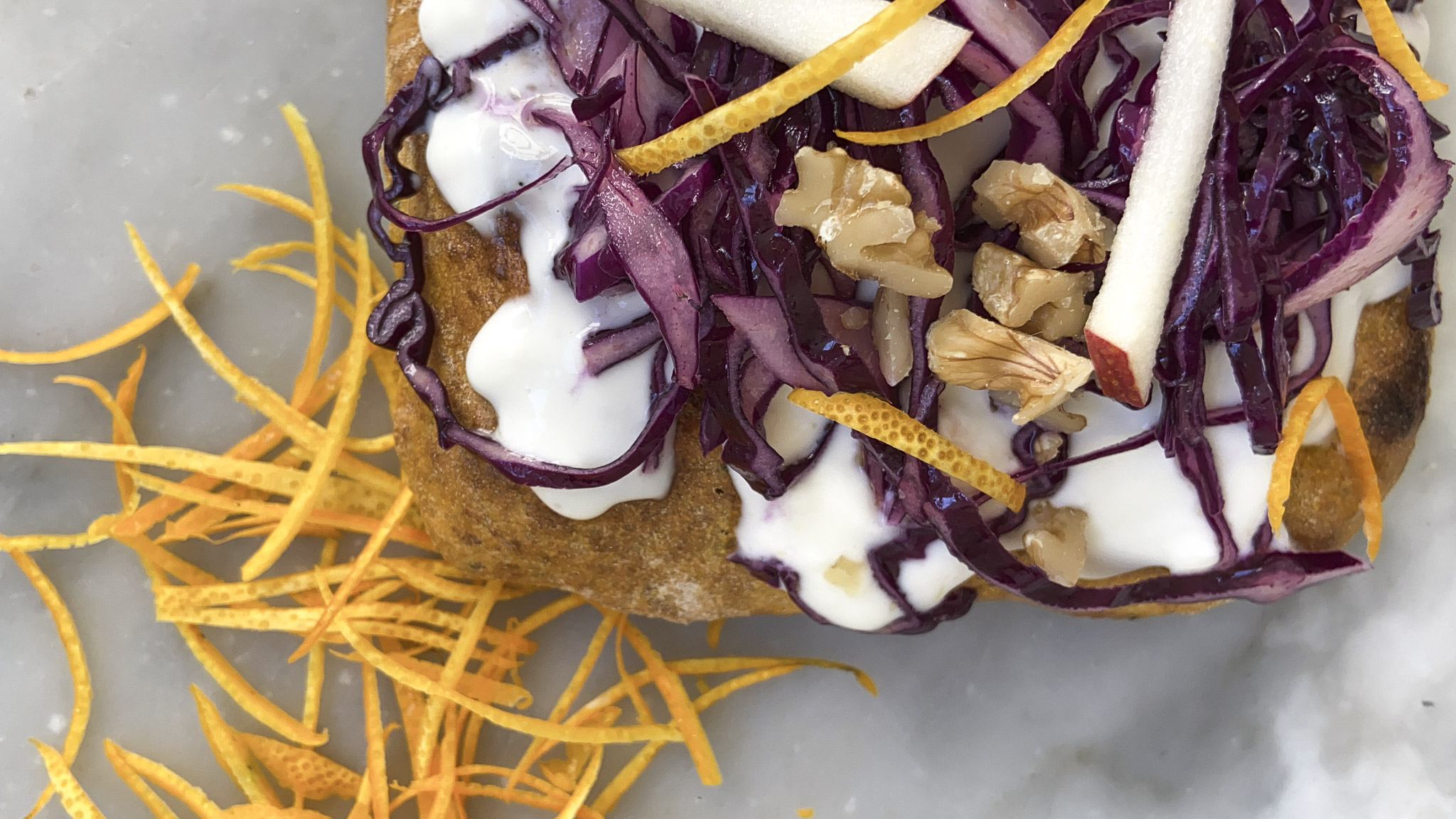 Pizza alla curcuma con Mela, radicchio e tanto benessere